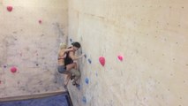 Ce couple escalade un mur de façon incroyable... C'est beau l'amour