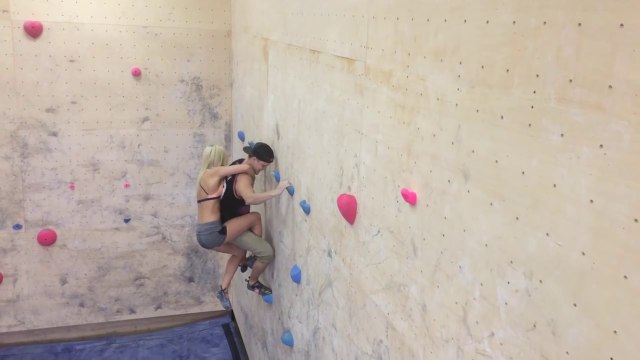 Ce couple escalade un mur de façon incroyable... C'est beau l'amour