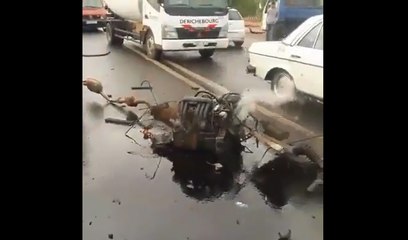 Un moteur éjecter d'une voiture tourne encore.