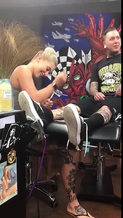 Un artiste du tatouage finalement laisse sa petite amie le tatouer et elle obtient la surprise de sa vie