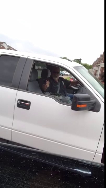 S'embrouiller avec un conducteur.. armé d'un revolver au volant !