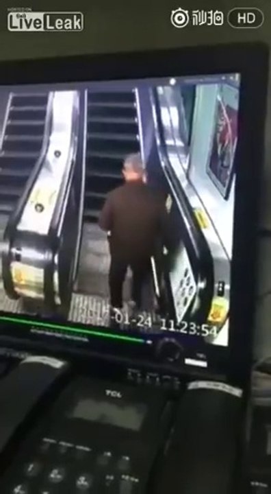 Ivre.. ce vieux prend l'escalator... ET TOMBE !!