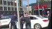 Une femme folle a presque roulé sur un flic en essayant d'échapper à l'arrestation de la police