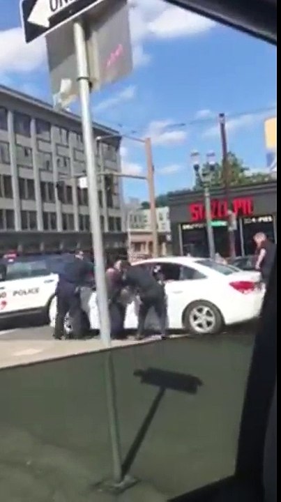 Une femme folle a presque roulé sur un flic en essayant d'échapper à l'arrestation de la police