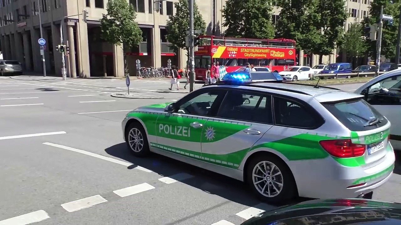 PASSANTEN laufen vor FuStW & WILDE GESTEN EINSATZ POLIZEI MÜNCHEN