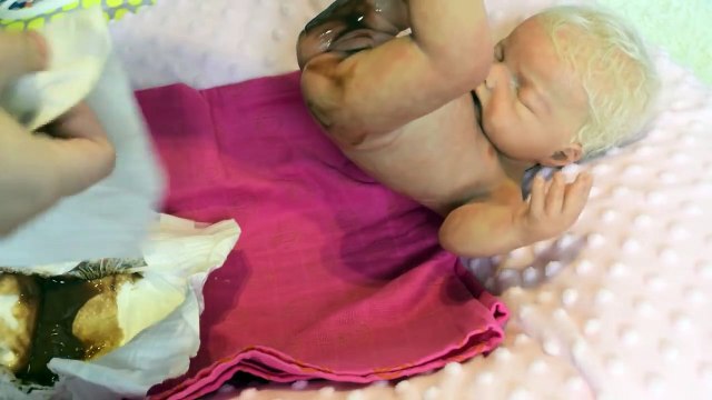 Et bébé changer couche poupée boisson alimentation caca dunettes humide Pétales de silicone à explosion