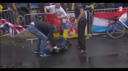 Tour de France 2017 : Alejandro Valverde blessé, les plus impressionnantes chutes de la première étape (Vidéo)