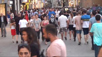 Taksim'de "Serin Hava" Kalabalığı