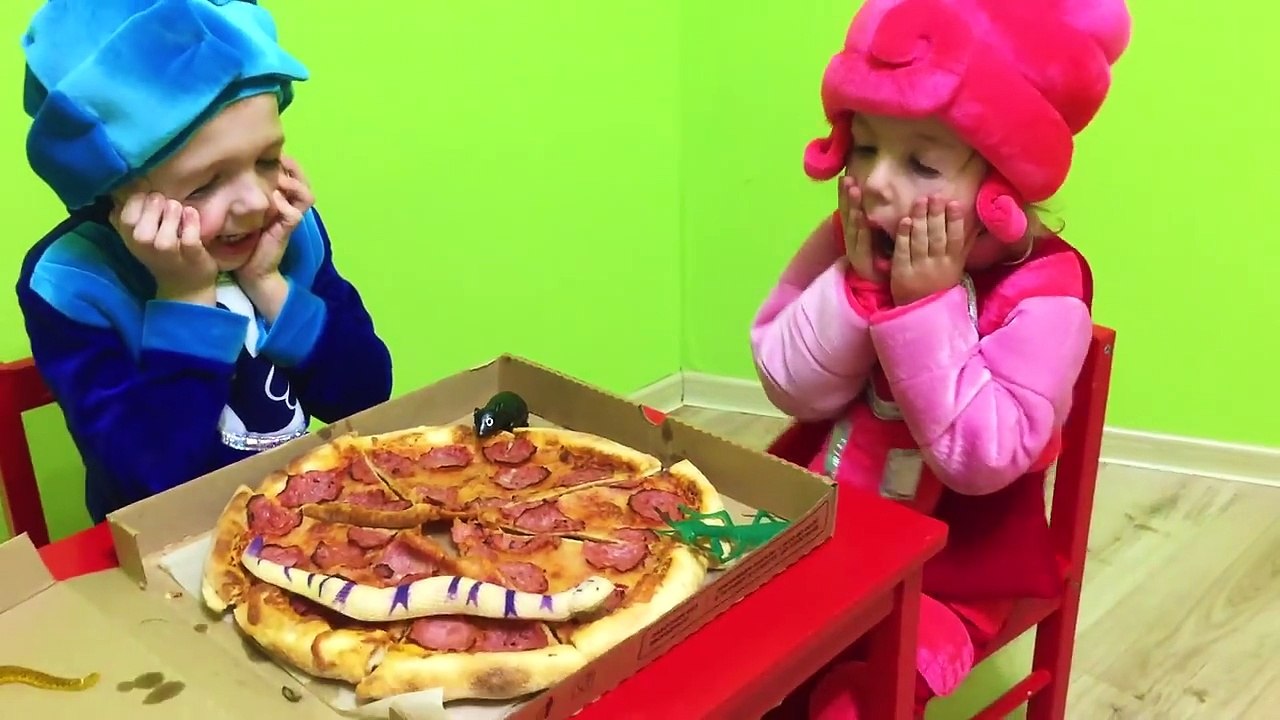 GIANT SPIDER ATTACKS sleeping Kids Bad Baby MESSY TOILET Pretend Play Toys too see