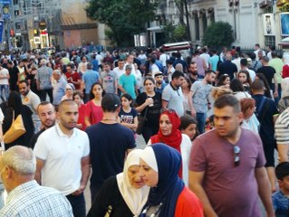 Taksim'de "Serin Hava" Kalabalığı