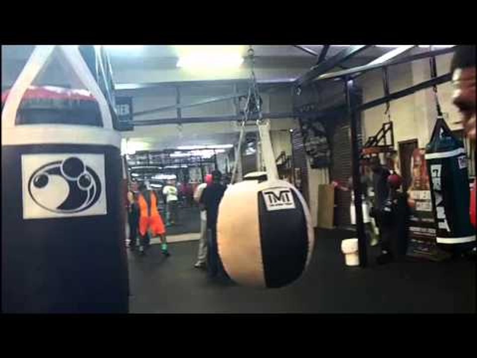Luis Arias beating the heavy bag mayweather boxing club EsNews Boxing