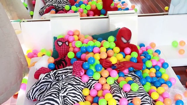 Phim hoạt hình siêu nhân người nhện và nữ hoàng băng giá hóa trang!Siêu nhân nữ hoàng dc t