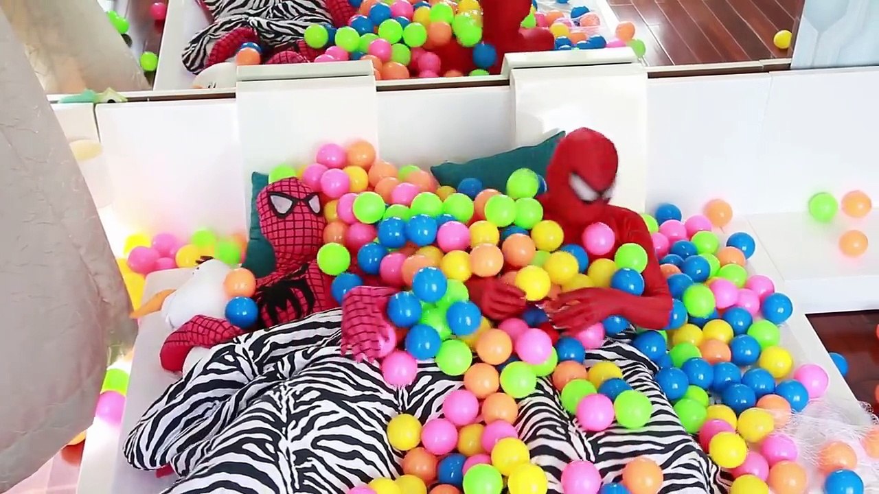 Phim hoạt hình siêu nhân người nhện và nữ hoàng băng giá hóa trang!Siêu nhân nữ hoàng dc t