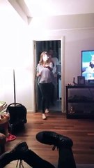 Paula cantándole el felíz cumple al cuñado