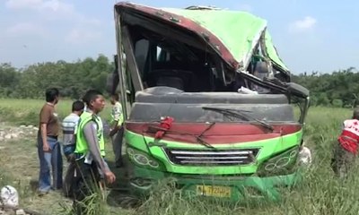 Terobos Jalan Satu Arah, Bus Penumpang Ini Remuk Terguling