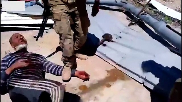 Сирия: российские солдаты забивают кувалдой человека. 21+