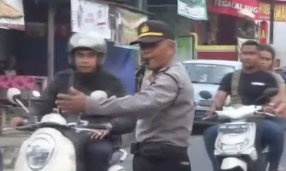 Unik, Polisi Ini Juga Seorang Dalang Wayang