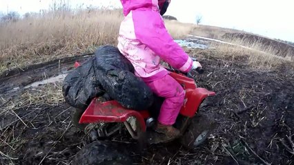 Et forêt dans enfants Dans le atv scooter Offroad Lite scooter, ATV Offroad forêt