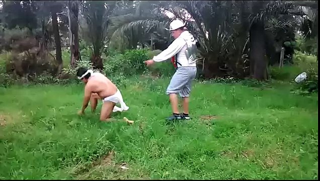 Esclavitud de los indios en las colonias españolas de América. Latigazos a indio esclavo por conquistador español.