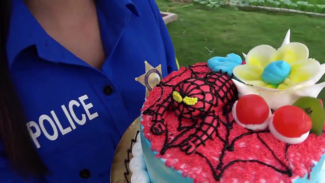 Thief Racing driver Steal clothes Baby Police Chase shoot! Moto Racing Car disney Surprise