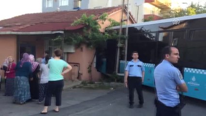 Ümraniye'de Halk Otobüsü Eve Girdi, Evdeki Çocukların Burnu Bile Kanamadı