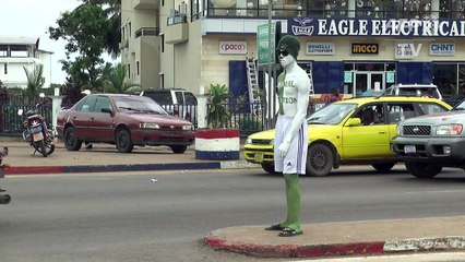 Au Liberia, le "salaire de la peau" des mannequins publicitaires