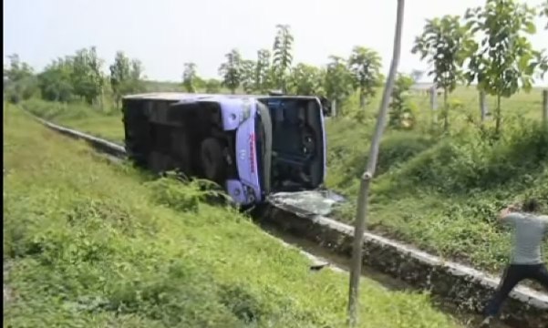 Bus Tak Berpenumpang Terjun Bebas di Tol Cipali