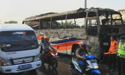 Bus Primajasa Hangus Terbakar Akibat Kecelakaan