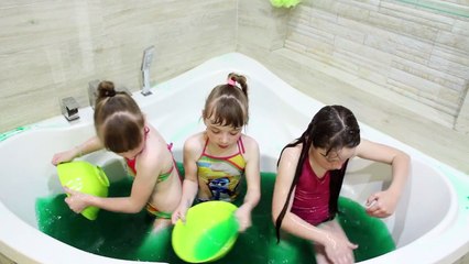 Download Video: Gelli Baff Что будет если ВЫПИТЬ Слизь Джелли Бафф Космические Сопли Аквапарк Бассейн