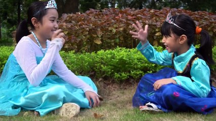 Ana Minnesota juguetes Spiderman y comer caramelos de rescate elsa se convierte en magia tarzan