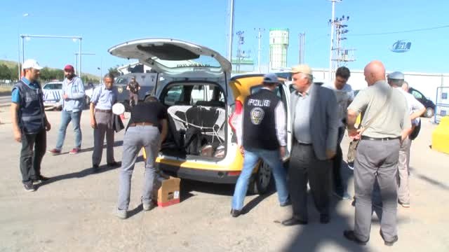 Madımak'ta Hayatını Kaybedenler Anısına Karanfil Bırakıldı