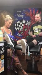 Ce tatoueur laisse sa femme le tatouer et surprise!!!!