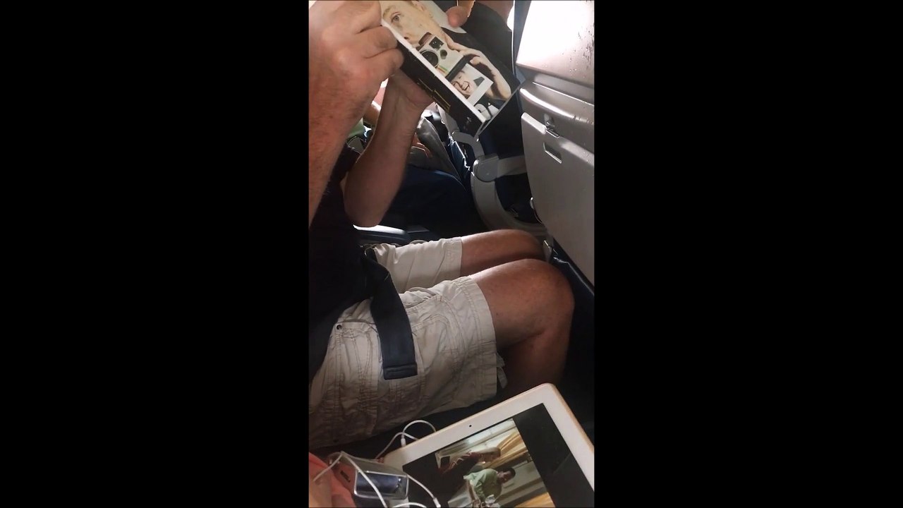 Des gouttes d'eau tombent du plafond de cet avion de ligne Delta Airlines