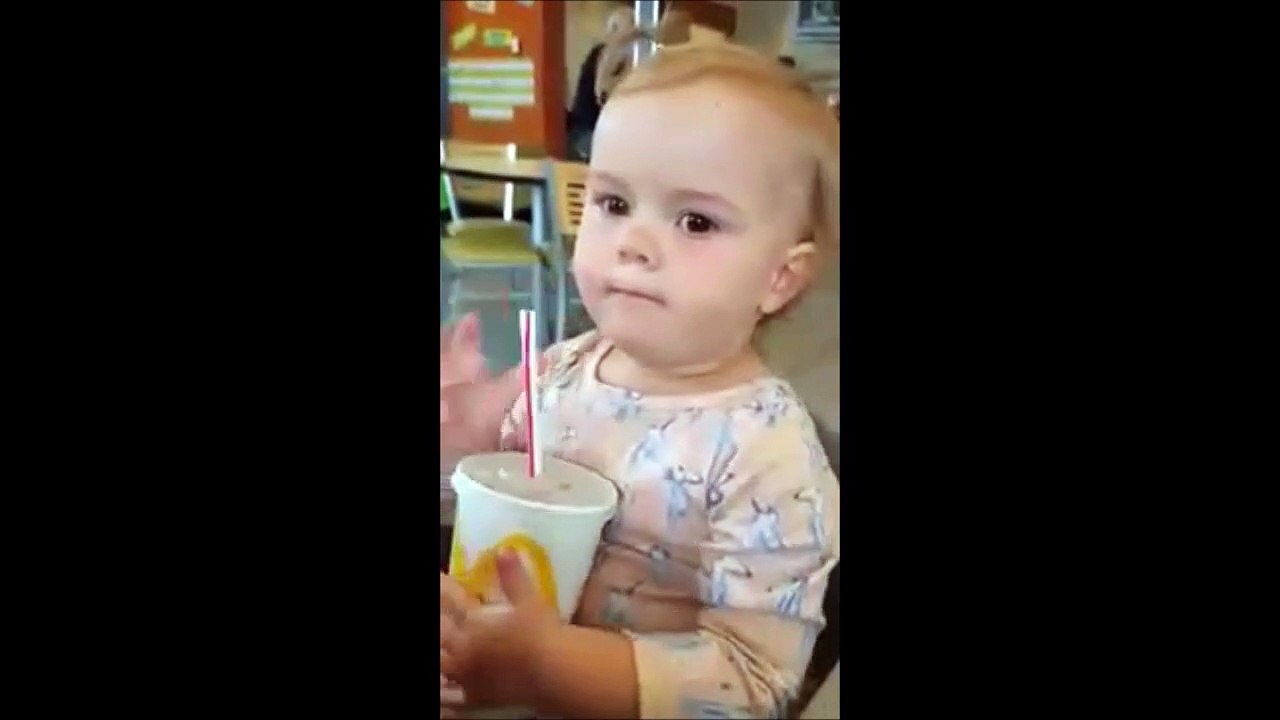 La grimace de cette petite fille en goûtant du coca pour la première fois