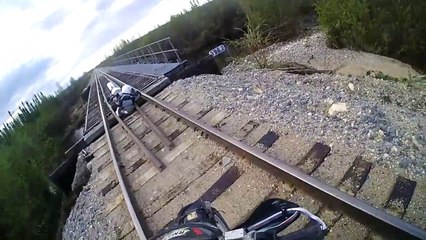 Un motard passe à travers un pont