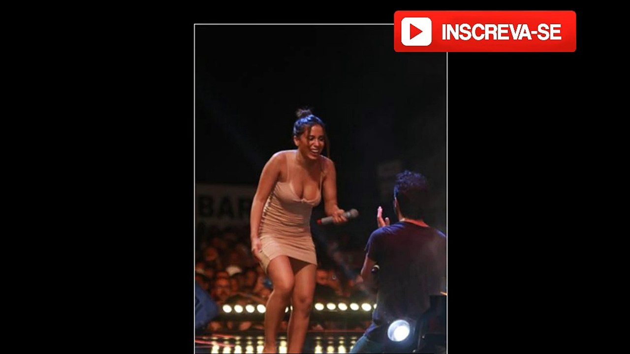 Anitta leva o decote ao limite sem sutiã e mostra demais durante show em Salvador