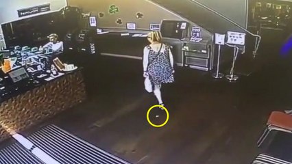 Dans un magasin une femme lâche une petite crotte