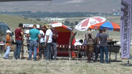 Download Video: Kayseri Büyükşehir Belediyesi Mehter Takımı, Atıcılıktaki Hünerleriyle de Avcılardan Büyük Alkış...