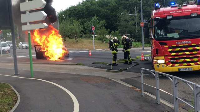 Nancy-Brabois : la voiture s'embrase au feu rouge