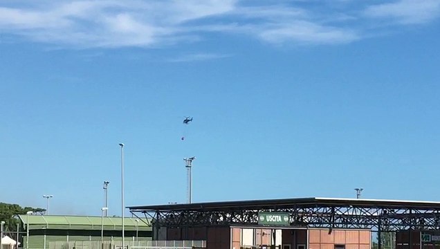 Incendio a Castelfusano, in azione elicotteri antincendio e canadair