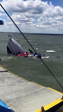 Un bateau en train de couler en pleine mer