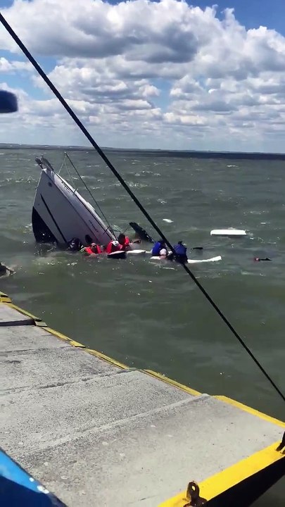 Un bateau en train de couler en pleine mer