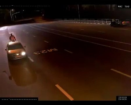 Agente di polizia si nasconde nell'auto appena fermata