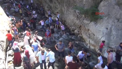 Bursa Serinlemek Isteyenler Saitabat Şelalesi'ne Akın Etti