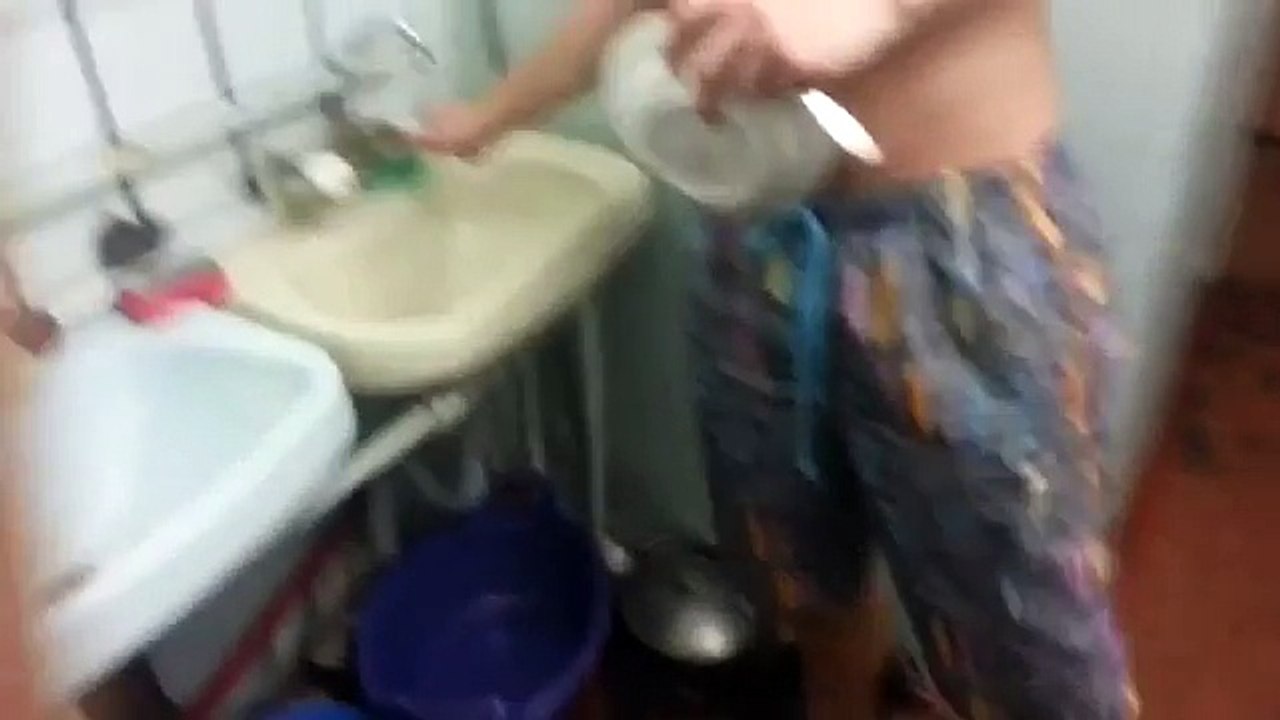Deux hommes se servent du bruit de leur lavabo et une guitare pour fair de la musique !!