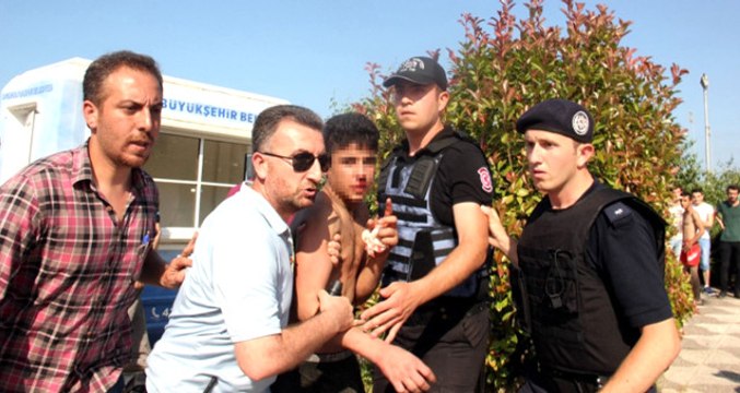 Plajdaki Kadınların Fotoğrafını Çeken Suriyelilere Linç Girişimi