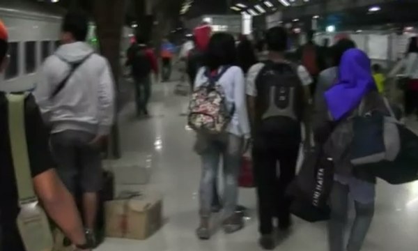 Pemudik Masih Padati Stasiun Pasar Senen
