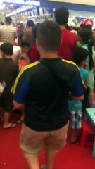 Thanh niên nhảy lầu ở Aeon Bình Tân