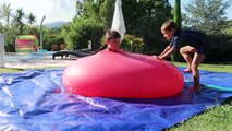 NÉO RENTRE DANS UN BALLON GÉANT REMPLI D'EAU !!! - Giant 6ft Water Balloon