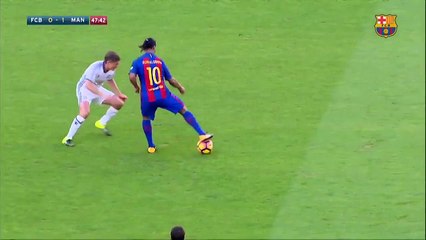 Ronaldinho fait le show au Camp Nou et humilie un joueur